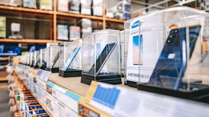 Des smartphones en vente dans un magasin
