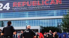 Des policiers devant la convention du Parti républicain à Milwaukee, le mardi 16 juillet 2024
