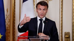 Emmanuel Macron lors d'une conférence de presse à Amsterdam le 12 avril 2023