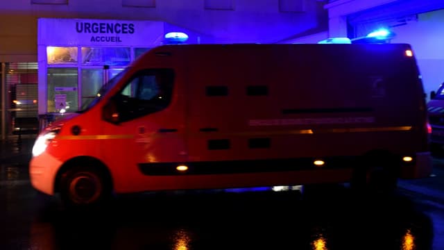 Un camion de pompiers devant un service d'urgence. (Photo d'illustration)