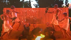 Une image de la vidéo officielle du morceau "Bara Bada Bastu" de KAJ
