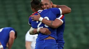 Teddy Thomas (de dos) et Gaël Fickou se prennent dans les bras après la victoire des Bleus sur l'Irlande, lors de la 2e journée du Tournoi des six nations, le 14 février 2021 à Dublin 