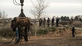 Un bulldozer est à l'oeuvre le 18 janvier 2016 dans le camp de "la Jungle", à Calais, dans le nord de la France