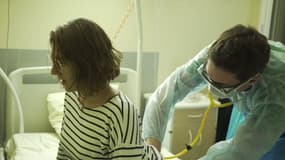 Marie, 25 ans, est hospitalisée depuis qu'elle a développé les premiers symptômes du Covid-19