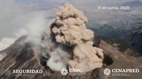 Les images aériennes de Popocatepetl, l'impression volcan mexicain en éruption