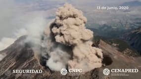 Les images aériennes de Popocatepetl, l'impression volcan mexicain en éruption