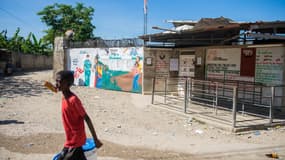 Un enfant passe devant un bureau fermé de Médecins sans frontières à Port-au-Prince, en Haïti, le 20 novembre 2024