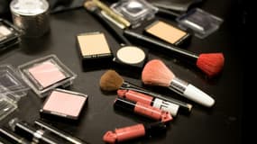 Loin des bons plans mis en avant, les "dupes" en cosmétiques - des copies plus ou moins discrètes de soins, maquillages ou crèmes solaires de marques - vendus à petits prix sur Internet peuvent se révéler dangereux pour la santé