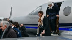 Des médecins descendent de l'avion à l'aéroport de Nevers dans le cadre du "pont aérien" créé avec Dijon, le 26 janvier 2023