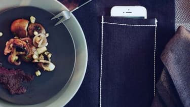Le set de table est adapté aux convives qui ont la fâcheuse habitude de poser leur smartphone à côté d’eux pendant le repas.