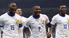 Ibrahima Konaté, Marcus Thuram et Randal Kolo Muani célèbrent un but de la France contre l'Italie, novembre 2024