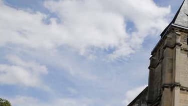 Des hommages au père Jacques Hamel sur la grille de l'église de Saint-Étienne-du-Rouvray, qui rouvre ce dimanche