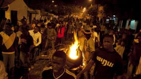 Manifestation à Dakar, vendredi. Après une nuit d'émeutes déclenchées par l'autorisation donnée au président sénégalais Abdoulaye Wade, de briguer un troisième mandat en février, l'opposition a appelé samedi à la "résistance" contre le chef de l'Etat, âgé