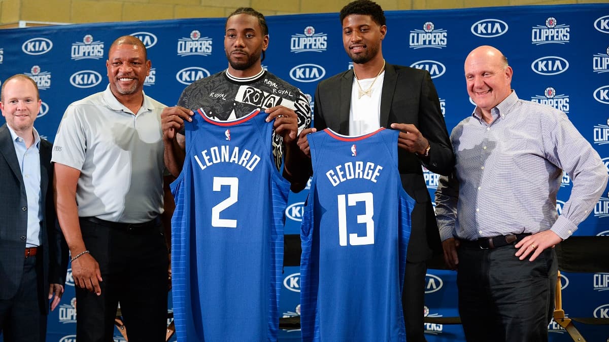 Kawhi Leonard et Paul George lors de leur signature aux Los Angeles Clippers Kawhi Leonard et Paul George lors de leur signature aux Los Angeles Clippers