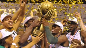 JK Edwards et Jo Gomis soulèvent le trophée de champion de France, le 10e titre du Limoges CSP