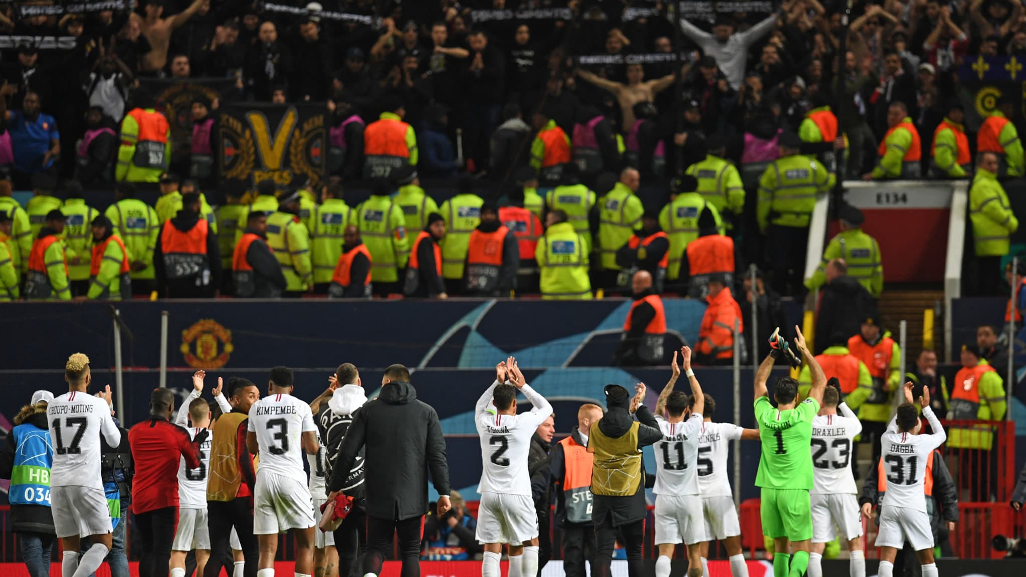 Les joueurs du PSG saluent leurs supporteurs à Old Trafford le 12 février 2019 Les joueurs du PSG saluent leurs supporteurs à Old Trafford le 12 février 2019