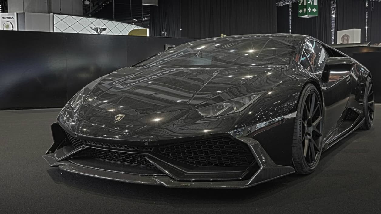 Cet engin est à la fois sinistre et étincelant, raffiné et brutal. Bruce Wayne aimerait beaucoup. Cet engin est à la fois sinistre et étincelant, raffiné et brutal. Bruce Wayne aimerait beaucoup.