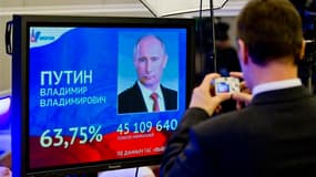 Ecran affichant le score de Vladimir Poutine au premier tour de l'élection présidentielle. Dans leur rapport, les observateurs de l'Organisation pour la sécurité et la coopération en Europe (OSCE) estiment que l'élection de dimanche a été clairement biais