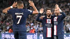 Kylian Mbappé célèbre un but avec Lionel Messi et Neymar au PSG