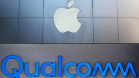 Les logos d'Apple et de Qualcomm.