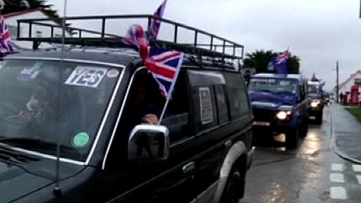 Partisans du "oui" au référendum à Port-Stanley, aux Malouines, samedi.