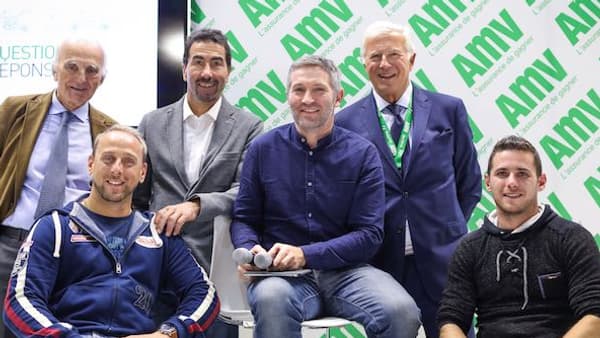 Le Professeur Gérard Saillant, Président de l’ICM, Stéphane Paulus, président de Handi Free Riders, Luc Alphand (champion de ski, auto et moto), David Dumain, journaliste et ancien pilote moto, Franck Allard, président fondateur d'AMV et Kevin Simonato, vice président d'HFR, militent pour le port de la dorsale.