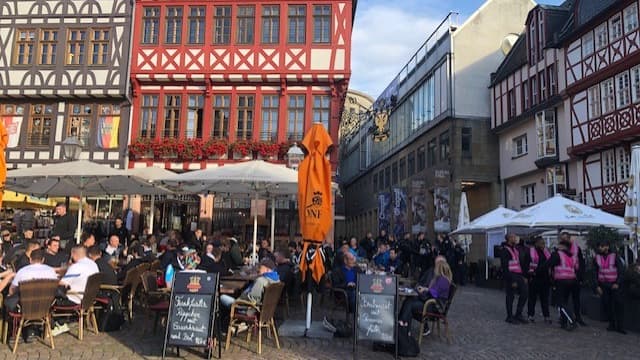 Des supporters de l'OM en terrasse à Francfort 