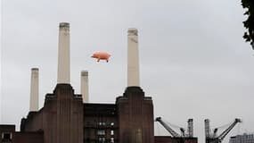 Un cochon géant a été suspendu lundi dans le ciel de Londres, au-dessus de la centrale électrique de Battersea, pour marquer la réédition par le label EMI des 14 albums studio des Pink Floyd. /Photo prise le 26 septembre 2011/REUTERS/Paul Hackett