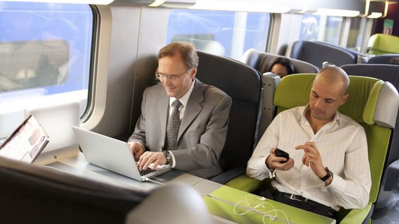 Selon une étude réalisée par l'IFOP pour la SNCF en juin 2015, 95% des voyageurs de ses trains "utilisent déjà un outil numérique (tablette, smartphone...) durant leur trajet".