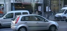 Les Eagles of Death Metal, en lettres de néon, sur la façade de l'Olympia