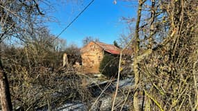 L'ancienne ferme où deux corps ont été retrouvés après un incendie, le 3 décembre 2023 à Châteauvilain en Isère