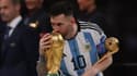 Lionel Messi qui embrasse la Coupe du monde après la finale France-Argentine, 18 décembre 2022