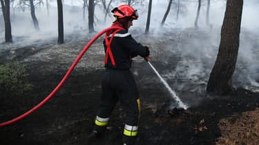Un pompier éteint un départ de feu à Port-de-Bouc le 10 août 2017. Photo d’illustration