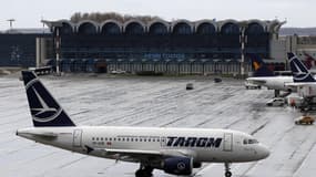 La compagnie aérienne nationale roumaine Tarom a été contrainte d'annuler un vol en partance de Londres, le pilote de l'appareil étant apparemment en état d'ébriété. /Photo d'archives/REUTERS/Bogdan Cristel