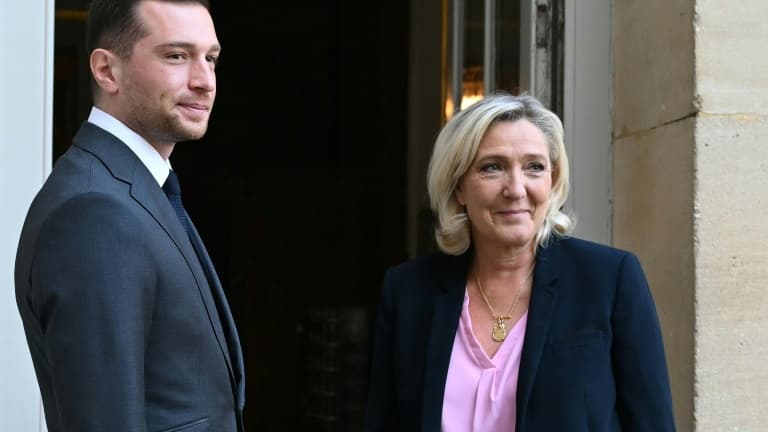 Le président du Rassemblement National (RN) et député européen Jordan Bardella (g) et la présidente du groupe parlementaire RN Marine Le Pen arrivent pour une réunion avec le Premier ministre à l'hôtel de Matignon, le 30 avril 2025 à Paris