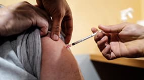Emmanuel Macron promet aux enseignants qu’ils pourront se faire vacciner à la mi-avril.