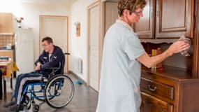 Muriel, Auxiliaire de Vie Sociale (AVS) intervient au domicile d'un homme qui est lourdement handicapé par la sclérose en plaques. Muriel doit l'aider dans toutes les tâches quotidiennes. Pas-de-Calais (France), le 11 juin 2023. (Photo d'illustration)