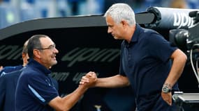 Une poignée de main entre Maurizio Sarri et José Mourinho