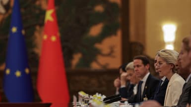 La présidente de la Commission européenne, Ursula von der Leyen (à droite), s'entretient avec le président chinois Xi Jinping lors du discours d'ouverture du 25e sommet Union européenne-Chine à Pékin, le 24 juillet 2025. 