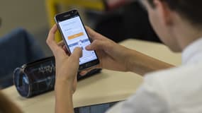 Un élève utilisant un smartphone à l'école. France, septembre 2017. (Photo d'illustration)
