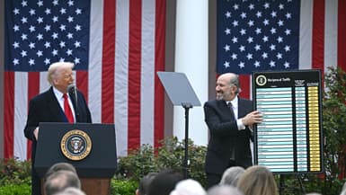 Le président américain Donald Trump prononce un discours sur les droits de douane réciproques tandis que le secrétaire américain au Commerce Howard Lutnick tient un graphique lors d'un événement intitulé « Make America Wealthy Again » (Rendre à l'Amérique sa richesse) organisé dans la Roseraie de la Maison Blanche à Washington, DC, le 2 avril 2025.