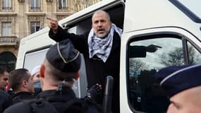 Abdelhakim Sefrioui interpellé lors d'une manifestation non-autorisée en soutien à la Palestine, le 29 décembre 2012 à Paris. 