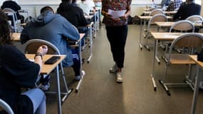 Des lycéens passent les premières épreuves du baccalauréat, le 11 mai 2022 à Paris