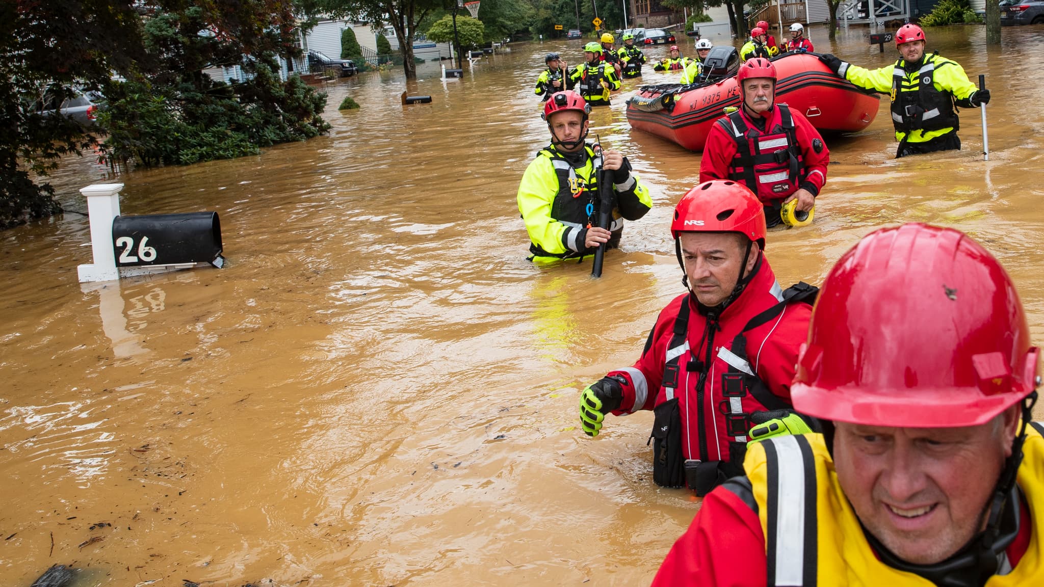 Des pompiers en intervention lors de la tempête Henri, le 22 août 2021