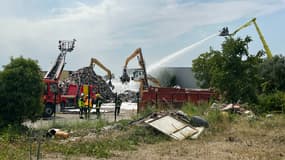 Un incendie au centre de traitement des déchets de Décines-Charpieu, dans le Rhône, le 6 août 2025.