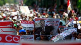 Les partisans du président destitué Mohamed Morsi ont à nouveau manifesté mercredi lors d'une "journée de la persévérance" afin de démontrer leur détermination au lendemain de l'entrée en fonction d'un gouvernement de transition réunissant des libéraux et