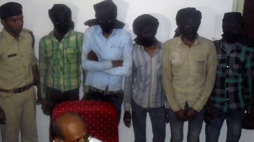 Les six hommes suspectés du viol d'une touriste suisse ont été montrés à la presse par la police indienne, le 17 mars 2013.