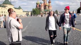 Les deux hommes se sont tenus la main pour filmer la réaction des gens à Moscou