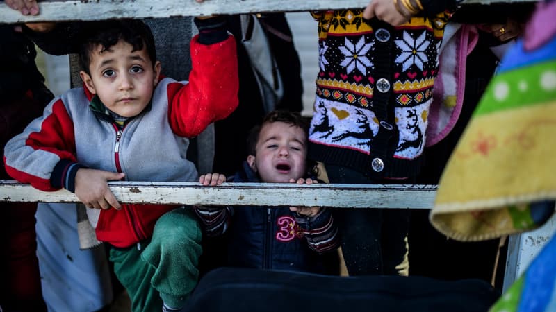 Les camps de déplacés du côté syrien de la frontière turque sont saturés en raison de l'afflux de dizaines de milliers de personnes fuyant les combats dans la province d'Alep - Mardi 9 février 2016