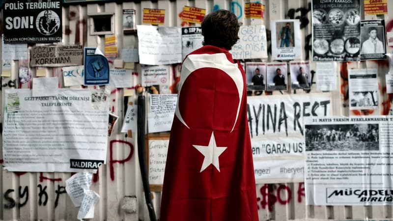 Un manifestant sur la place Taksim, à Istanbul, le 10 juin.